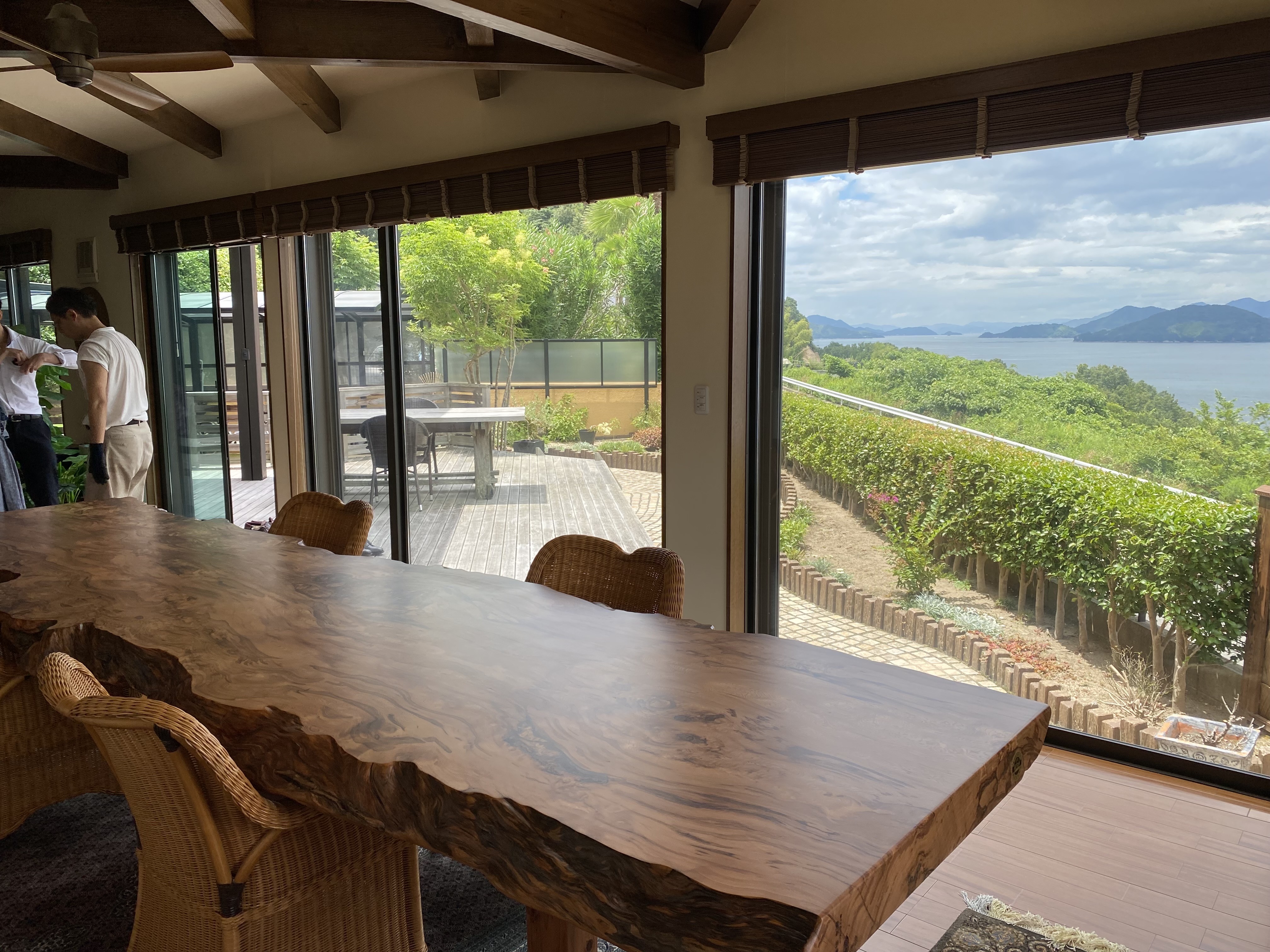 リビングに設置された一枚板テーブル